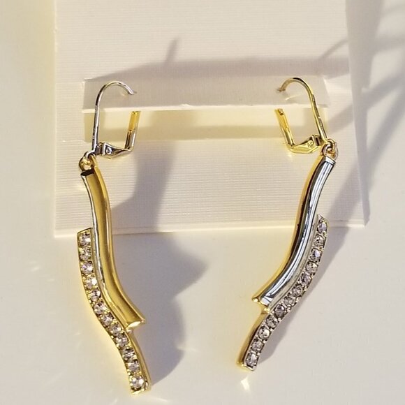 ❤️ NWT T Tahari Bar Crystal Pierced Earrings New with Tags - Picture 4 of 9